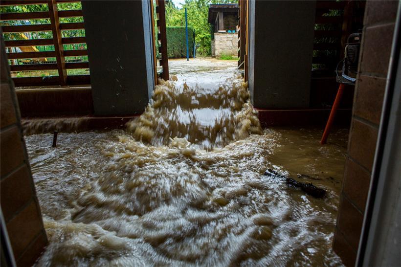 Wenn Regenwasser nicht schnell genug versickern kann, bilden sich große Wassermassen an der Oberfläche
