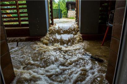 Wenn Regenwasser nicht schnell genug versickern kann, bilden sich große Wassermassen an der Oberfläche
