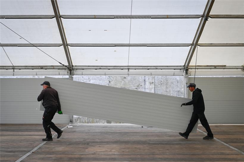 Wenn alles fertig ist, wird es in den Zelten Heizung und Klimaanlage geben