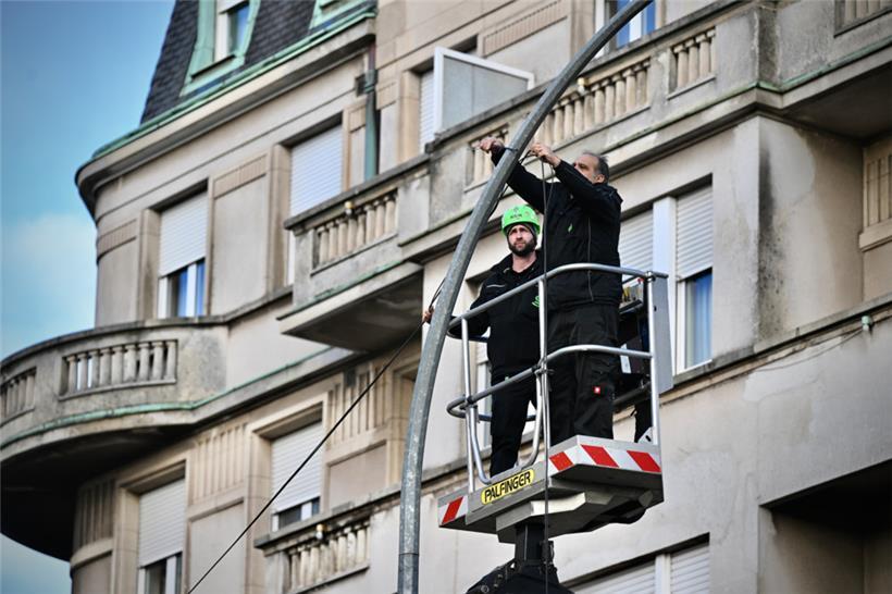 Wenn auch diese noch nicht leuchtet, hängt an vielen Masten bereits die festlich...