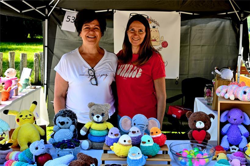Wenn da keine gute Laune aufkommt: Gehäkelte Werke wurden an diesem Stand im Park Ouerbett angeboten
