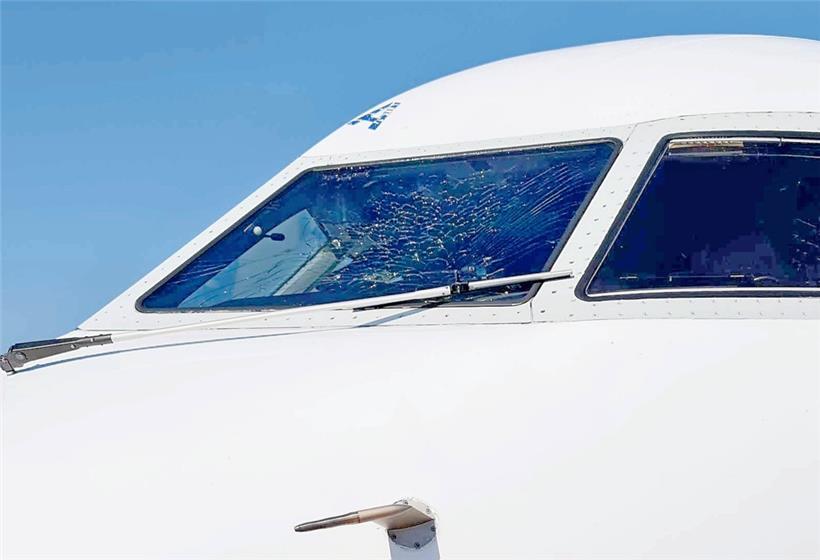 Wenn das Handy so aussieht, ist es ein Ärgernis. Bei einem Flugzeugfenster kann das sehr brenzlig werden.
