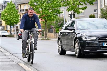Wenn der Autofahrer den Mindestabstand von 1,5 Metern zum Radfahrer nicht einhält, droht ein Bußgeld von 74 Euro
