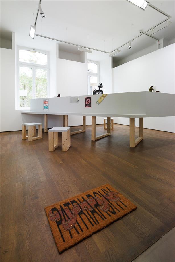 Das wird bei der Gruppenausstellung €AT aufgetischt Moderner Kunstteppich in Ausstellung im Casino, innovatives Design als Kunstobjekt präsentiert