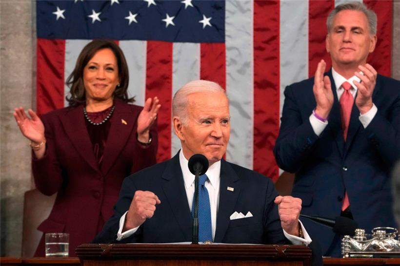 Wenn der republikanische Vorsitzende des Repräsentantenhauses Kevin McCarthy (r.) neben der US-Vize-Präsidentin Kamala Harris steht und klatscht, hat US-Präsident Joe Biden vermutlich nicht über seine Politik geredet
