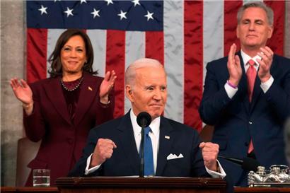 Wenn der republikanische Vorsitzende des Repräsentantenhauses Kevin McCarthy (r.) neben der US-Vize-Präsidentin Kamala Harris steht und klatscht, hat US-Präsident Joe Biden vermutlich nicht über seine Politik geredet
