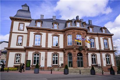 Wenn die LSAP an der Macht bleiben möchte, muss eine Koalition her. Entweder mit der CSV oder der DP. 
