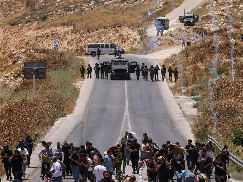 Palästinenser protestieren gegen Landraub durch israelische Siedler, Tränengaseinsatz durch israelische Truppen am Berg Tarousa, Hebron