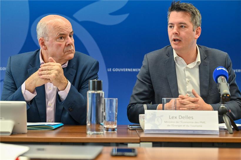 Symbolbild Demokratiekrise mit gebrochener Waage und verblassendem Wahlrecht als Warnung vor Vertrauensverlust