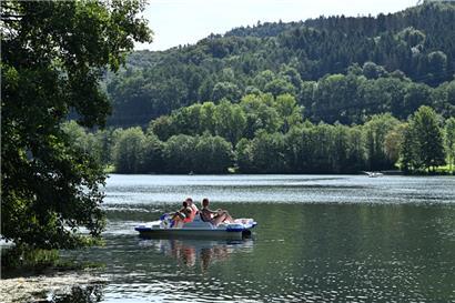 Wenn die Sonne rauskommt, zieht es die Menschen aufs Wasser – so wie hier in Echternach 
