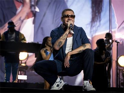Macklemore live auf der Bühne in Lissabon Juni 2024, bekannt für soziale und politische Aktivität