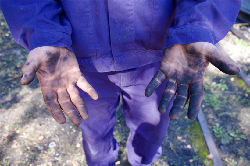 Wer Dampflok fährt, darf keine Angst vor Dreck an den Händen haben