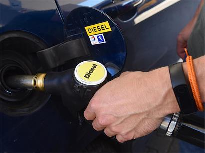 Dieselzapfsäule an Tankstelle mit Hinweis auf 6,2 Cent Preisrückgang pro Liter ab Dienstag