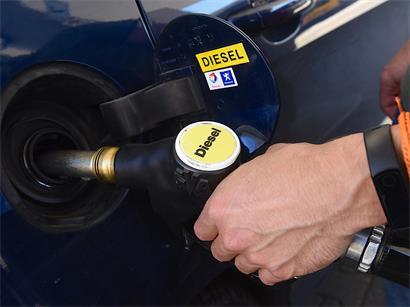 Wer Diesel tankt, sollte schleunigst heute Abend zur Tankstelle