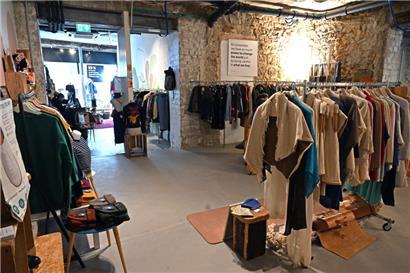 Wer Fast Fashion und die damit oft einhergehende Missachtung von Menschenrechten nicht unterstützen will, setzt stattdessen auf faire oder upgecycelte Mode
