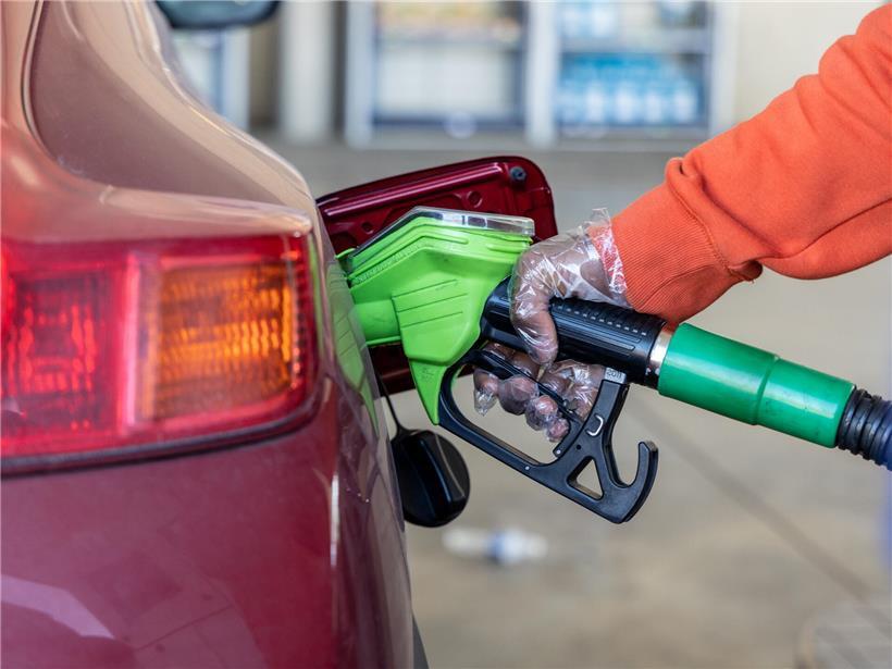 Tankstelle mit Preisschild für Super 95 und Diesel, Hinweis auf Preiserhöhung ab Mittwoch