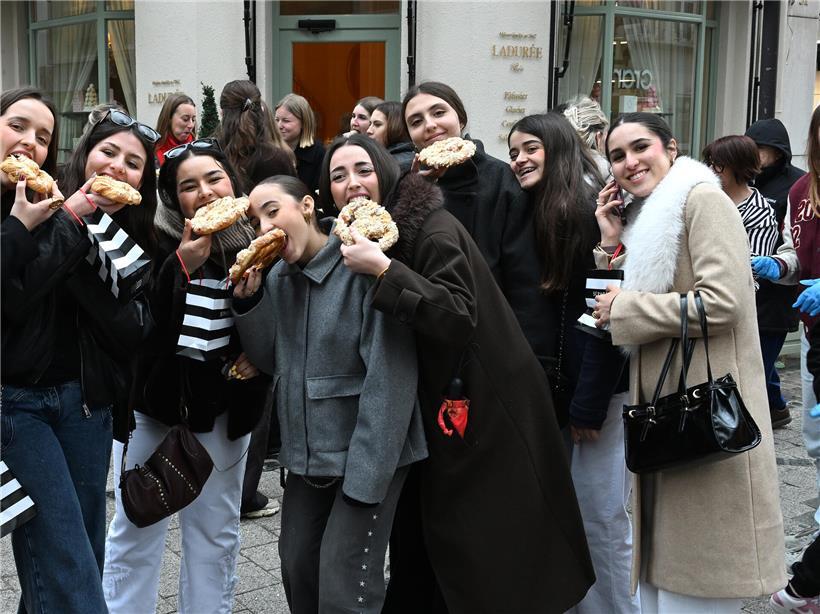 Kostenlose Leckerei am Dienstagnachmittag in Luxemburg-Stadt genießen, Passanten freuen sich über Gratis-Snack im Freien