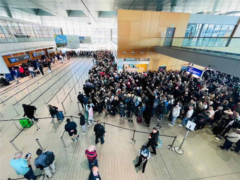 Wer am Freitagmorgen wegfliegen wollte, musste sich in Geduld üben – ein Sicherheitsproblem führte dazu, dass rund 800 Passagiere ein zweites Mal durch die Sicherheitskontrolle mussten
