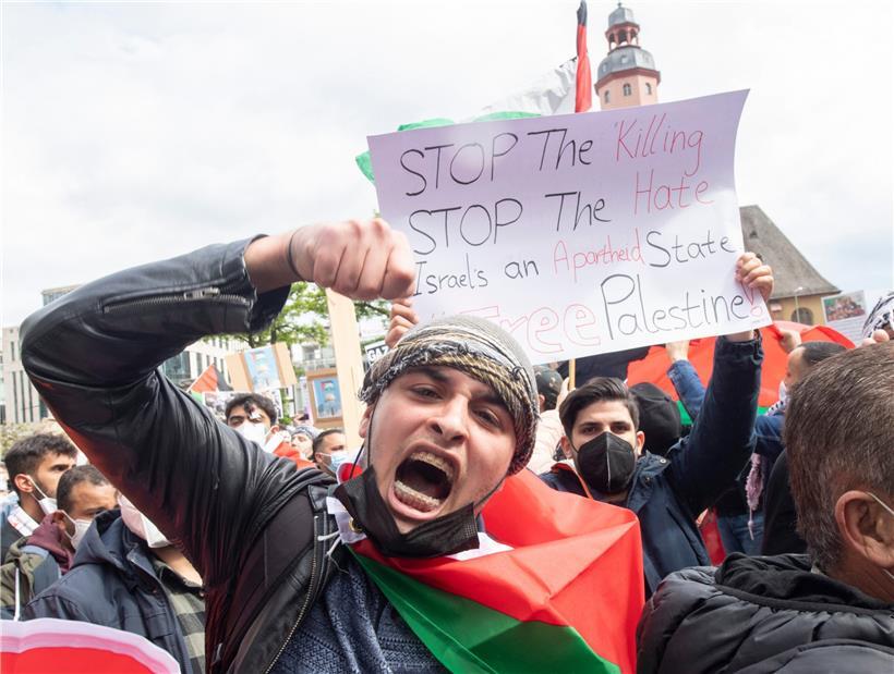 „Wer antisemitischen Hass verbreitet, wird die volle Härte des Rechtsstaates zu spüren bekommen“, sagte Seehofer der „Bild am Sonntag“
