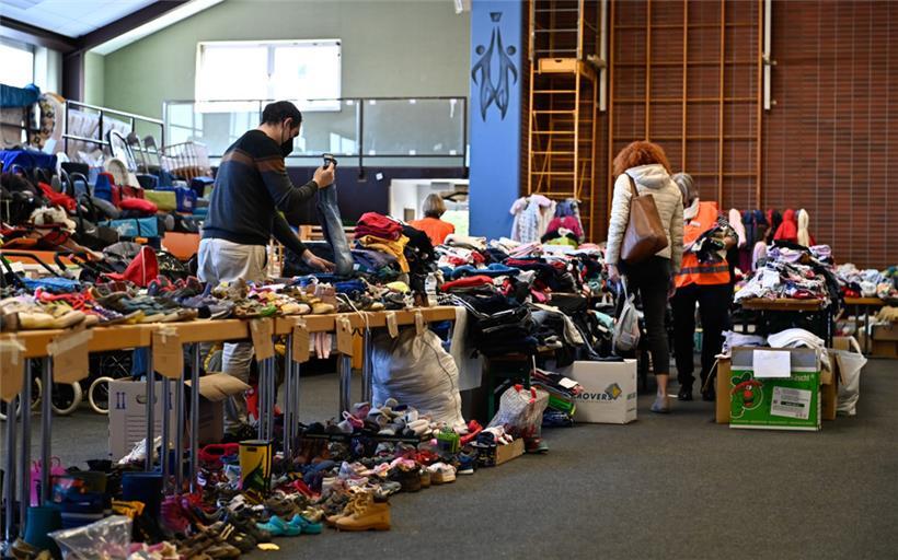 Wer beim Annehmen, Sortieren und Verteilen der Spenden helfen will, soll sich be...