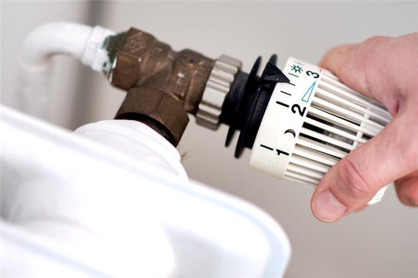 Wer die Heizung nur ein Grad herunterdreht, kann seinen Energieverbrauch und die damit einhergehenden Kosten senken
