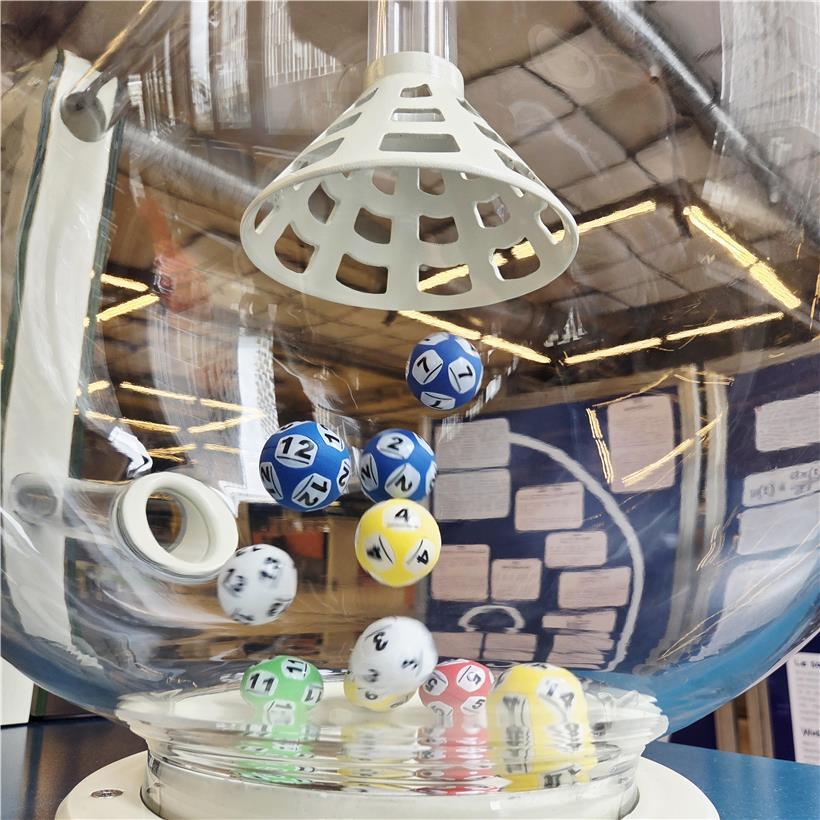 Glücklicher Gewinner hält Lotterielos in der Hand, Symbol für Lotteriegewinn und Glück im Spiel