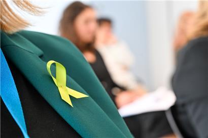 Wer genauer hinsieht, entdeckt am Freitag an Jacken, Pullovern oder Taschen vielleicht kleine grüne Schleifen
