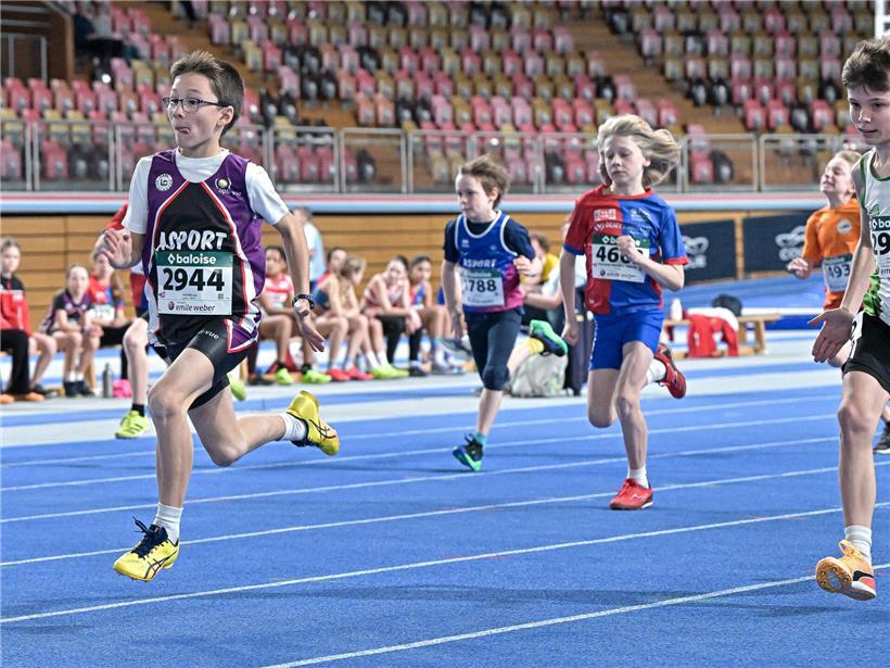 Zwei Läufer im Ziel eines Wettkampfs, die um den Sieg kämpfen, Sportwettbewerb, Laufrennen Spannung