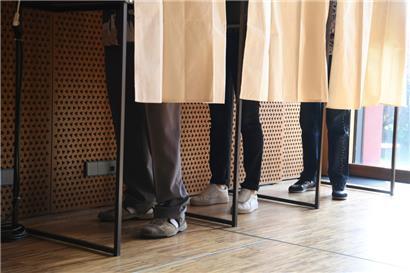 Wer im Juni für den Gang zu den Wahlurnen nicht in Luxemburg ist, kann ab dem 20. März einen Antrag auf Briefwahl stellen
