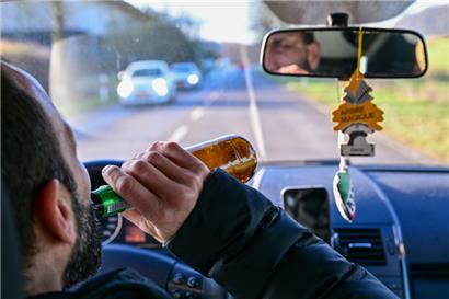 Wer im Straßenverkehr unterwegs ist, sollte am besten die Finger vom Alkohol lassen

