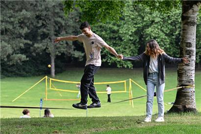 Wer immer schon einmal den Balanceakt auf einer Slackline ausprobieren wollte, kann das aktuell auf der „Kinnekswiss“ tun
