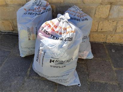 Wer keinen solchen Sack erhalten hat, kann die Kleidung auch in einen eigenen stabilen Plastiksack geben