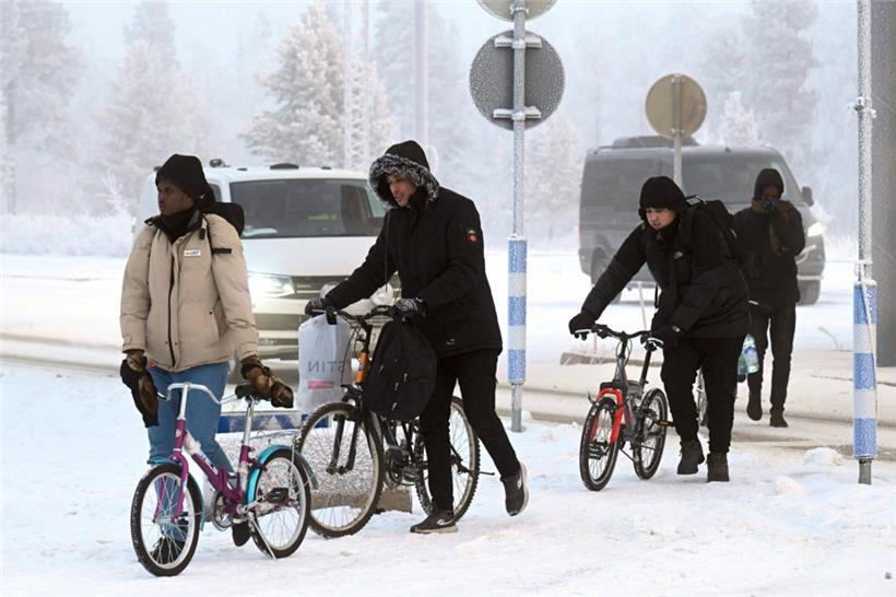 Wer mit dem Fahrrad aus Russland kommt, darf nach Finnland einreisen: Szene an der finnisch-russischen Grenze in Salla

