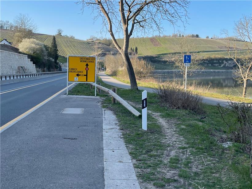 Wer nach Greiveldingen abbiegen will, muss sein Rad über die Leitplanke hieven – oder durchs Gras holpern
