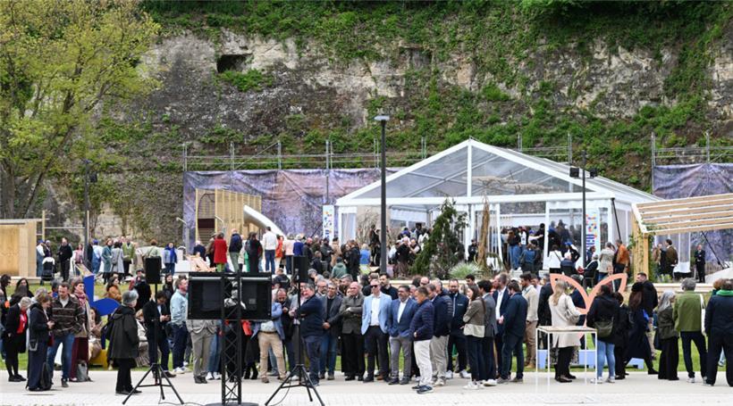 Wer nicht im Zelt bei den offiziellen Reden dabei sein konnte, hörte draußen dab...