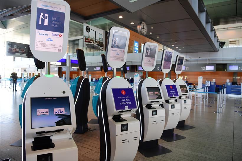 Wer nicht zu Hause einchecken konnte, kann das noch am Terminal nachholen. Um Sicherheitsabstände zu gewährleisten, wurden aber nicht alle Kiosks in Betrieb genommen. 
