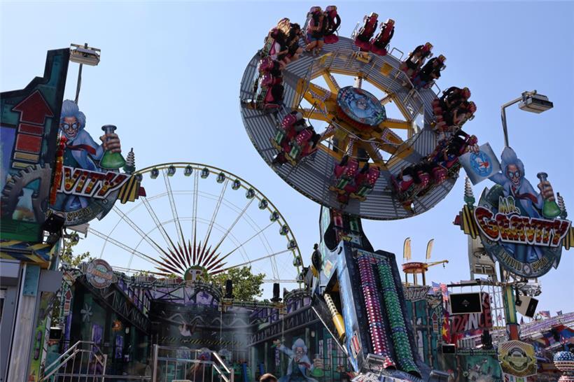 Wer noch eine Runde auf den Fahrgeschäften der „Fouer“ drehen will, zahlt am letzten Tag bis 20 Uhr dafür nur den halben Preis
