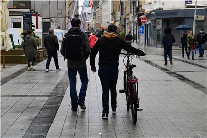 Wer sein Fahrrad liebt, der schiebt: In Zukunft wird das Fahrradfahren in der Alzettestraße den ganzen Tag über verboten sein. 
