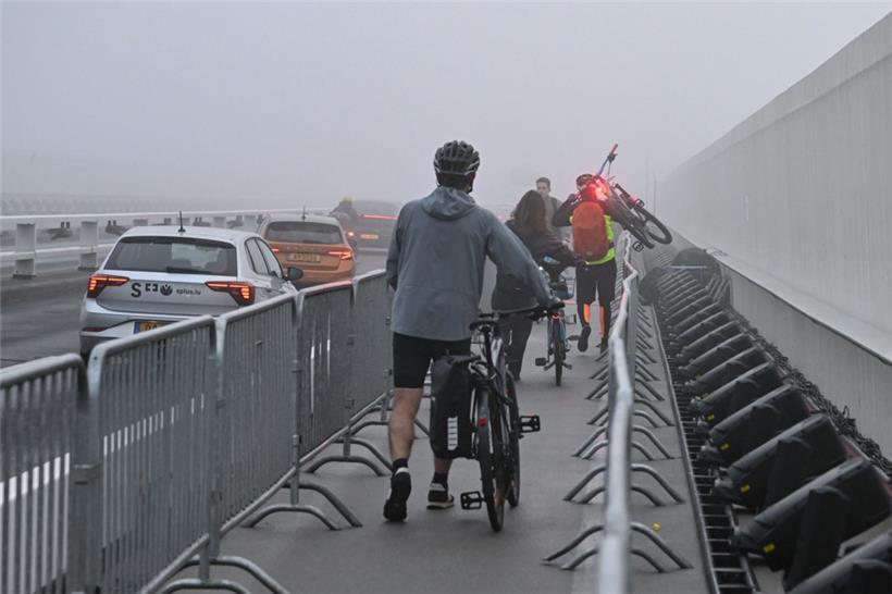 Wer sein Rad liebt, schiebt – oder trägt. Zumindest kann das aktuell auf der „Ro...