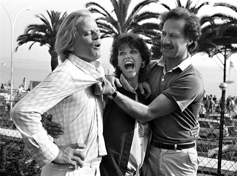 Wer solche Freunde hat… Werner Herzog 1982 in Cannes mit Klaus Kinski und Claudia Cardinale. Die heftigen Auseinandersetzungen mit Kinski wurden in „Mein liebster Feind“ thematisiert
