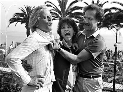Wer solche Freunde hat… Werner Herzog 1982 in Cannes mit Klaus Kinski und Claudia Cardinale. Die heftigen Auseinandersetzungen mit Kinski wurden in „Mein liebster Feind“ thematisiert

