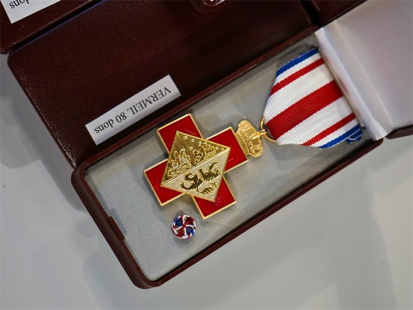 Wer wiederholt Blut gespendet hat, wird dafür mit einer Medaille und einem dezenten Pin ausgezeichnet