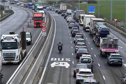 Wer wird denn wohl? Dieser Motorradfahrer hat das Piktogramm für die Mitfahrspur auf der A3 offenbar nicht erkannt. 
