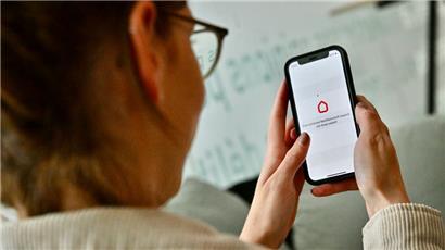 Wer zum Beispiel Bücher zu verschenken hat, kann mit der Anwendung „Hoplr“ und ein paar Klicks gleich die ganze Nachbarschaft darüber informieren
