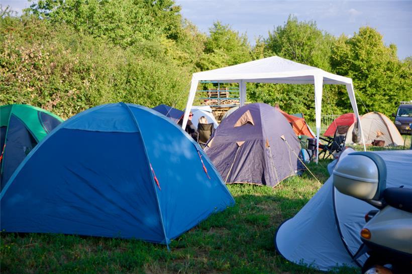 Wer zwei Festivaltage einplant, findet problemlos einen Platz zum Übernachten