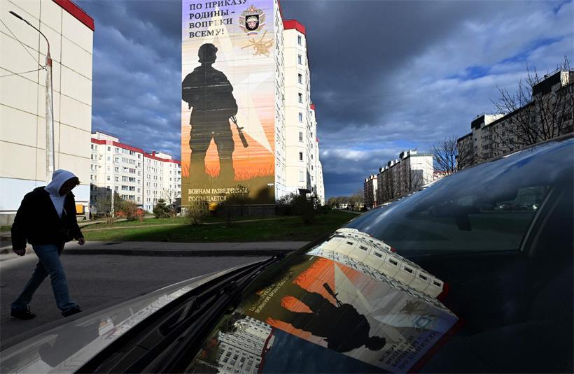Werbung der russischen Armee an einer Hauswand in Moskau: Russland braucht viele Soldaten für Putins sehr verlustreichen Krieg in der Ukraine