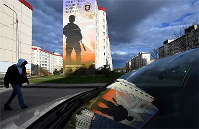 Werbung der russischen Armee an einer Hauswand in Moskau: Russland braucht viele Soldaten für Putins sehr verlustreichen Krieg in der Ukraine