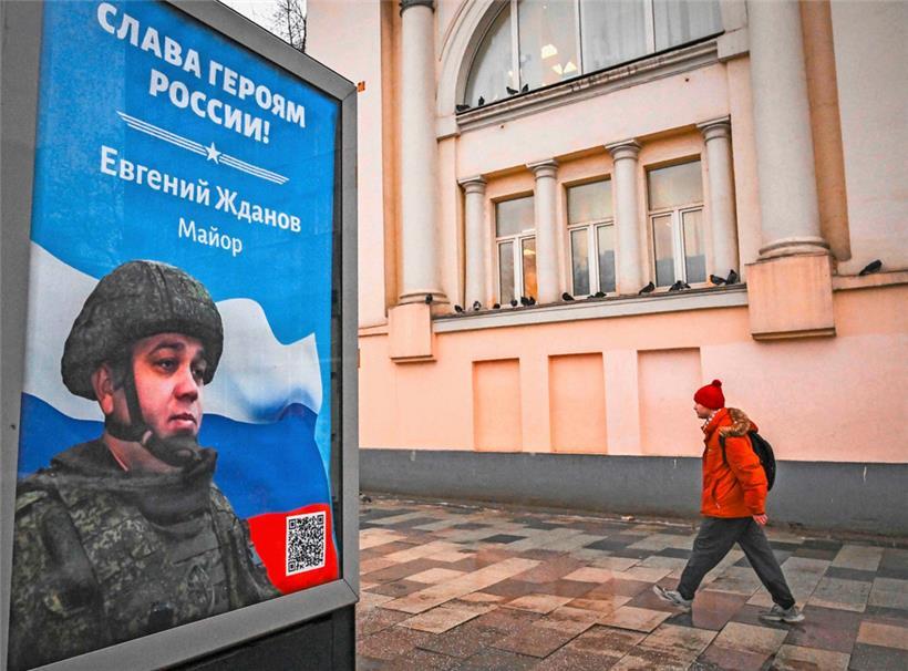 Werbung für das russische Militär im Straßenalltag: „Ruhm für Russlands Helden“ steht auf dem Plakat
