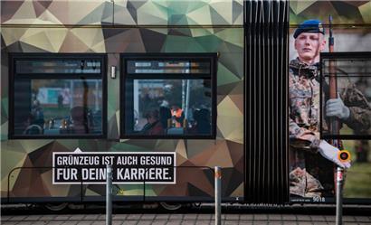 Werbung für die Bundeswehr auf einer Straßenbahn in Berlin
