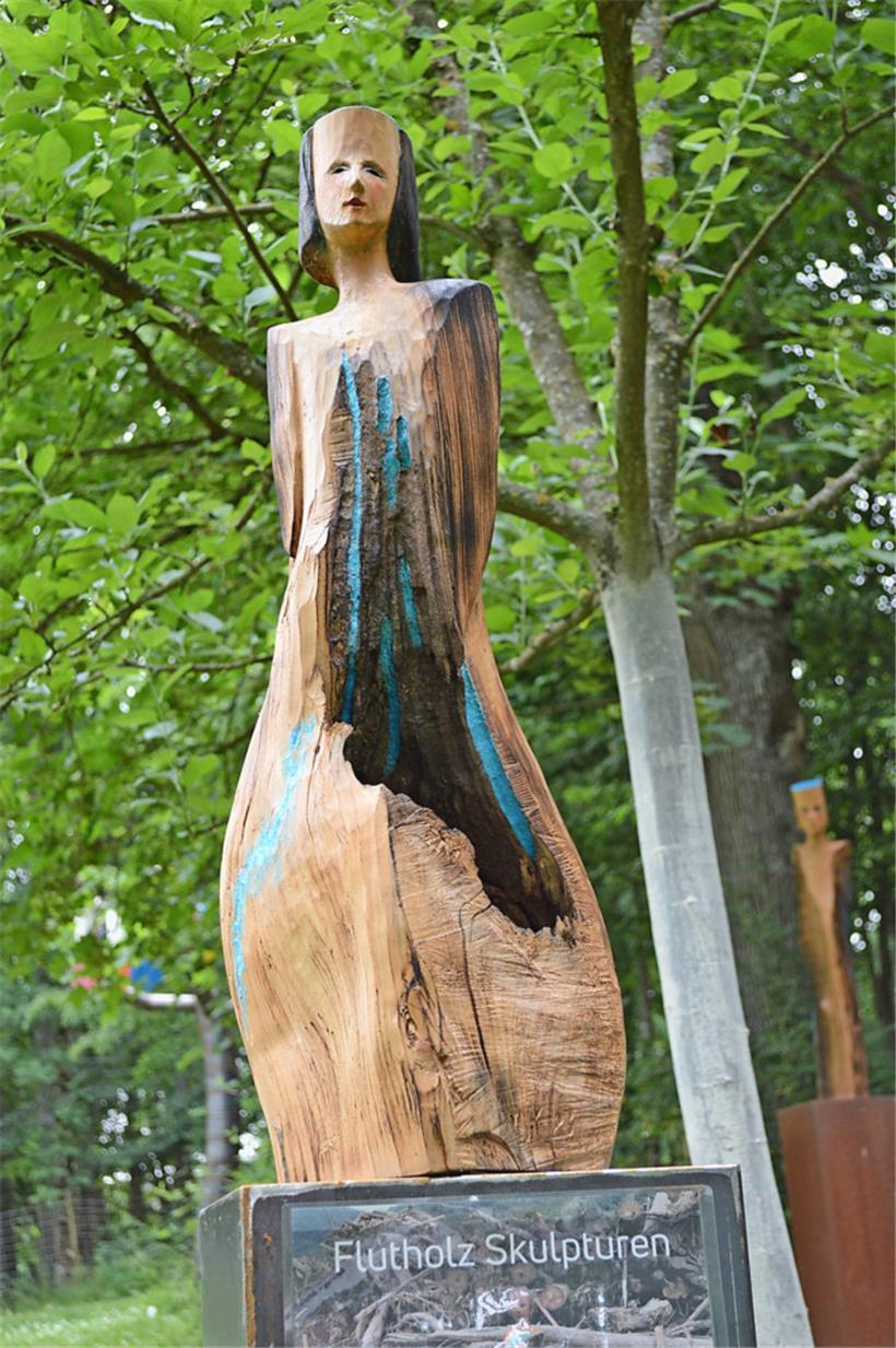 Werk der luxemburgischen Künstlerin Marie-Josée Kerschen, gefertigt aus Flutholz aus dem Ahrtal
